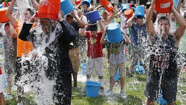 El Ice Bucket Challenge, forma parte de una campaña cuyo objetivo es recaudar fondos para investigar la esclerosis lateral amiotrófica. (Archivo)