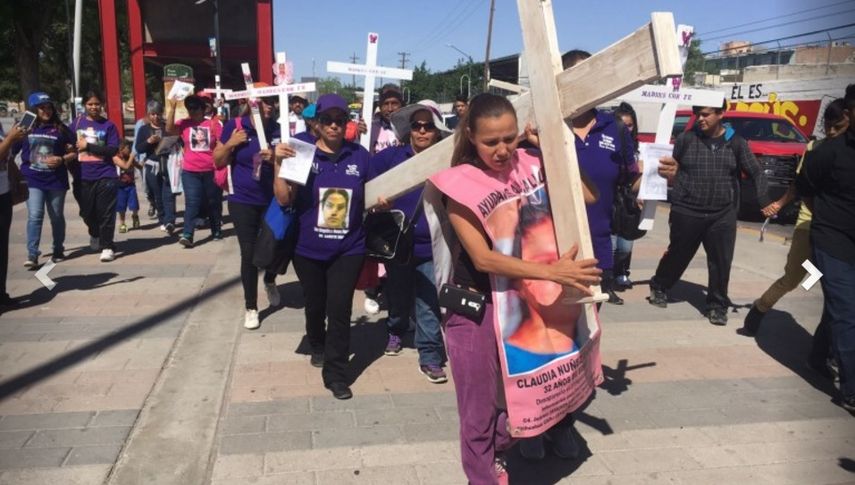 El Vía Crucis, que se extendió a unas 25 cuadras del punto de partida, llegó hasta un hotel en el que colocaron las fotografías de las 15 jóvenes desaparecidas.&nbsp;