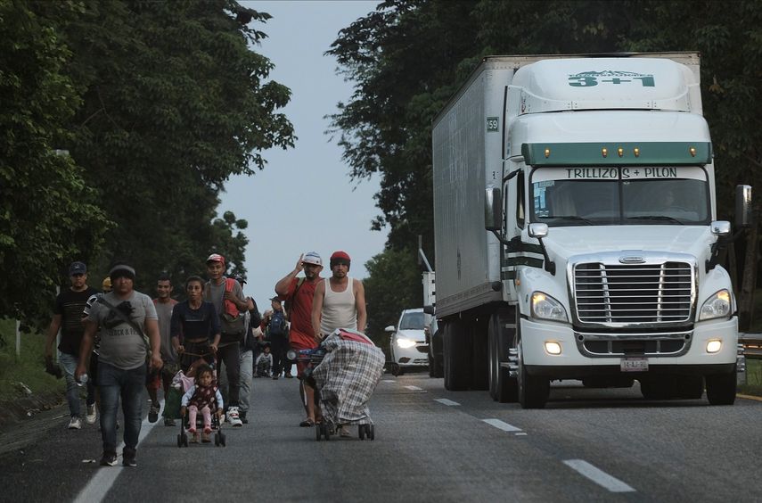 Migrantes salen de Ulapa, en el estado de Chiapas, el sábado 30 de octubre de 2021, en México.&nbsp;