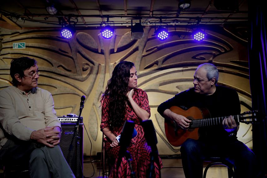 El brasileño&nbsp;Toquinho junto a la cantante española Silvia Pérez Cruz (c) y el bajista Javier Colina.