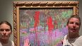 Esta captura de imágenes proporcionadas por la red de acción Aterstall Vatmarker el 14 de junio de 2023 muestra a dos mujeres de pie junto a la obra El jardín del artista en Giverny (1900) del artista francés Claude Monet (1840-1926) después de haber manchado pintura en él en el Museo Nacional de Estocolmo, Suecia.