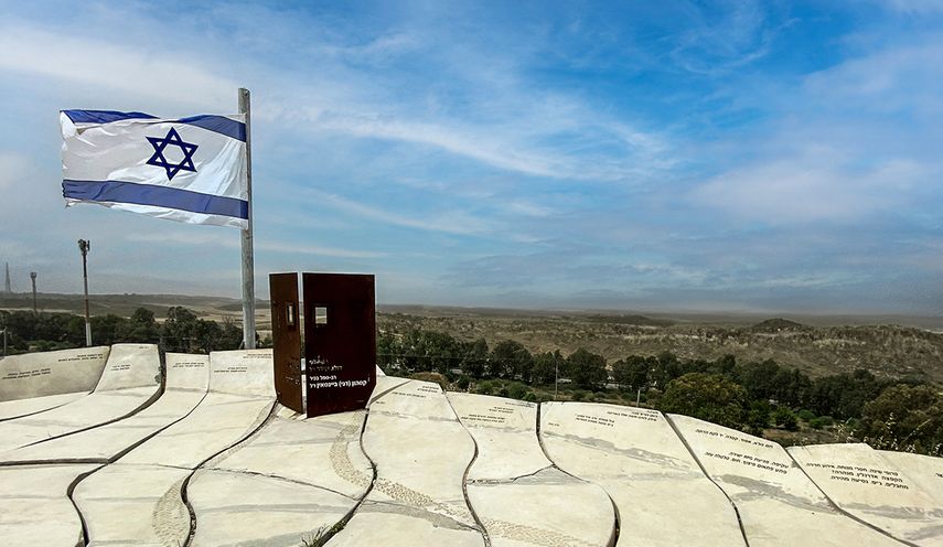 Vista del norte de Gaza desde el mirador Givat Kobi en Sderot, Israel.
