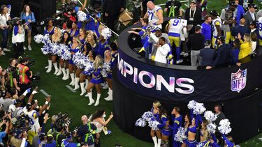 Los jugadores de Los Angeles Rams suben al podio con el trofeo después de ganar el Super Bowl LVI contra los Cincinnati Bengals en el SoFi Stadium de Inglewood, California, el 13 de febrero de 2022. &nbsp;