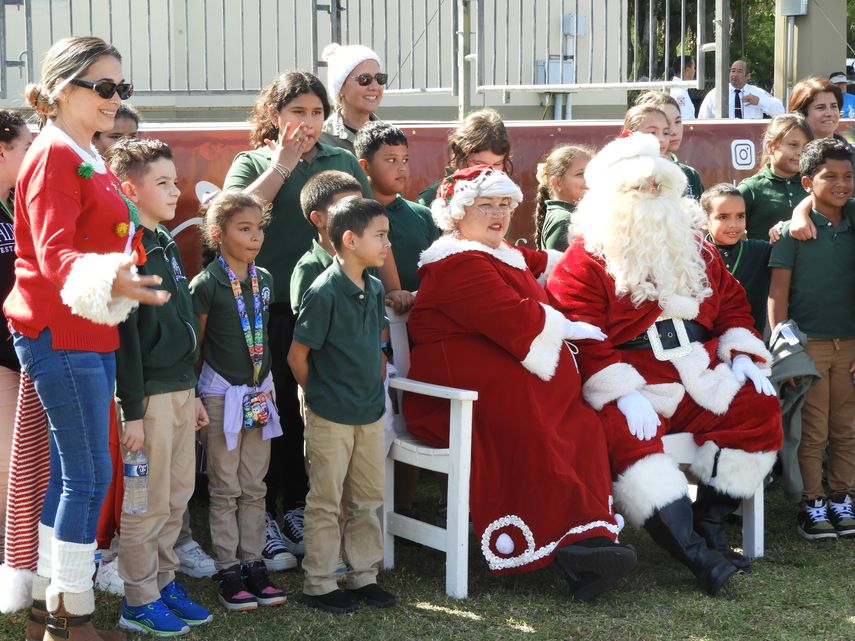 Santa Claus junto a los niños de la ciudad. 