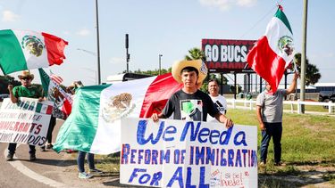 Inmigrantes con banderas de México protestan contra la nueva ley de Inmigración en Florida, en Tampa, el 30 de junio de 2023.
