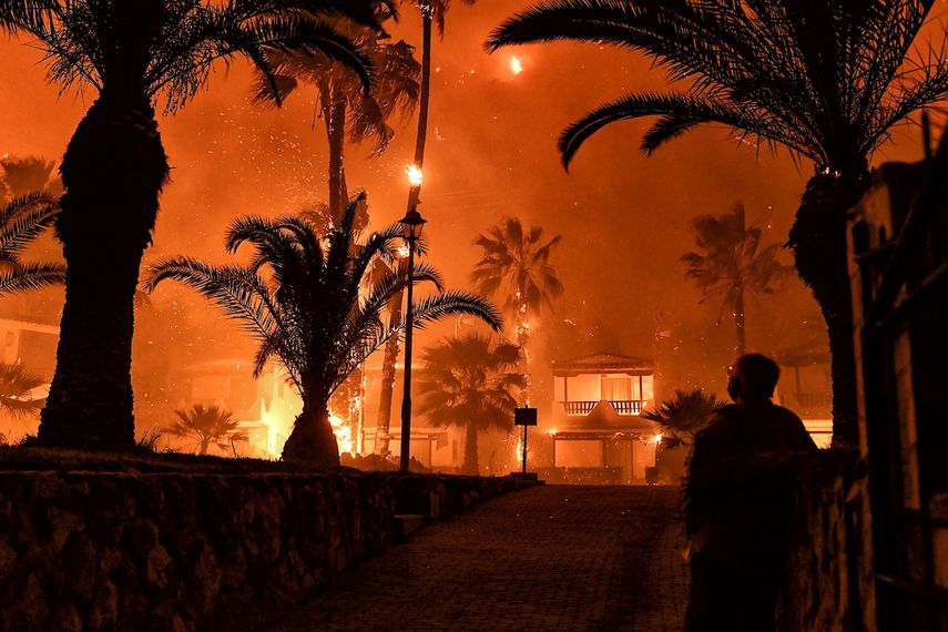 Un hombre frente a un incendio forestal en Schinos, al oeste de Atenas, Grecia, el 19 de mayo de 2021.&nbsp; &nbsp;
