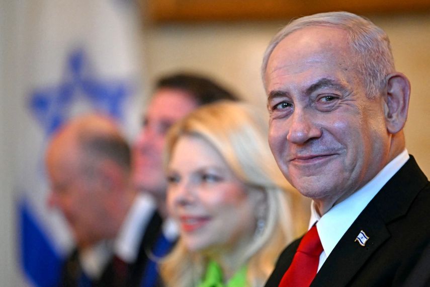 El primer ministro israelí, Benjamin Netanyahu, se reúne con el presidente estadounidense Donald Trump, quien permanece en la sombra, en la Sala Azul de la Casa Blanca en Washington, D.C., el 7 de julio de 2025