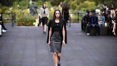 Una modelo presenta una creación para Givenchy durante el desfile de moda Primavera-Verano 2023 como parte de la Semana de la Moda de París el 2 de octubre de 2022.