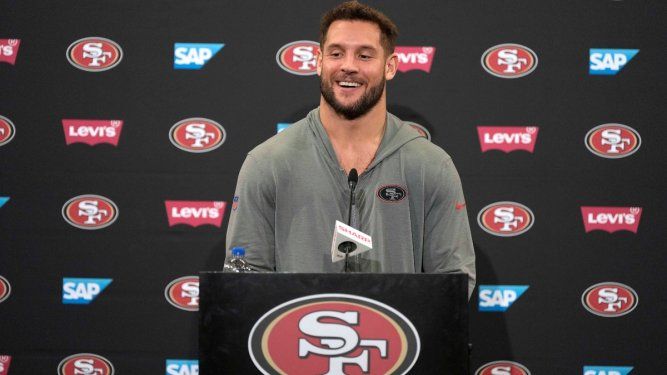 El defensive end de los 49ers de San Francisco, Nick Bosa, sonríe mientras habla con los reporteros en las instalaciones del equipo en Santa Clara, California, el jueves 1 de febrero del 2024.