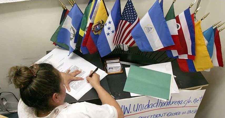 Un mujer firma una petición al Gobierno estadounidense para extender el TPS (Estado de Protección Temporal) bajo el cual están cubiertos refugiados hondureños y nicaragüenses. (EFE) &nbsp;