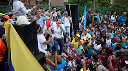 La lideresa opositora María Corina Machado, quien tiene prohibido postularse a la presidencia, asiste a un mitin en el que pidió a sus simpatizantes mantener la fe, el 17 de abril de 2024, en San Antonio, Venezuela.