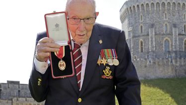 Esta fotografía de archivo del viernes 17 de julio de 2020 muestra al capitán sir Thomas Moore posando para la prensa después de ser nombrado caballero por la reina Isabel II durante una ceremonia en el castillo de Windsor, en Windsor, Inglaterra.&nbsp;