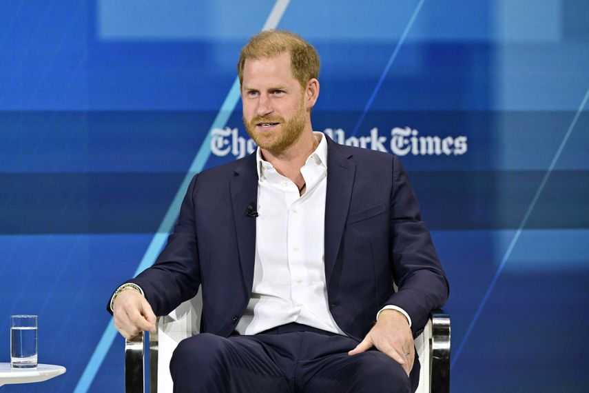 El príncipe Harry, duque de Sussex, habla en el escenario durante la Cumbre Dealbook 2024 del New York Times en Jazz at Lincoln Center el 4 de diciembre de 2024 en la ciudad de Nueva York.