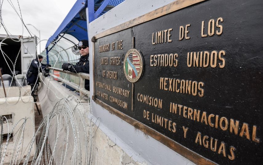 Agentes fronterizos de EEUU vigilan el límite territorial con México tras el incremento de la llegada de migrantes que buscan llegar a territorio estadounidense.&nbsp;