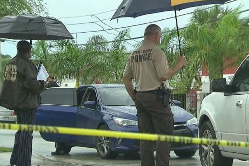Un arma fue recuperada y la mujer no reportó lesiones o heridas de bala (Twitter)