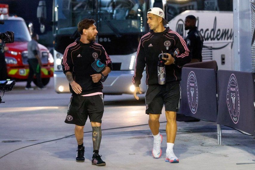 El argentino Lionel Messi (izquierda) y el uruguayo Luis Suárez, del Inter Miami, llegan para el partido de vuelta de la primera ronda de la Copa de Campeones de la CONCACAF ante el Sporting Kansas City en el Chase Stadium en Fort Lauderdale, Florida, el 25 de febrero de 2025.&nbsp;