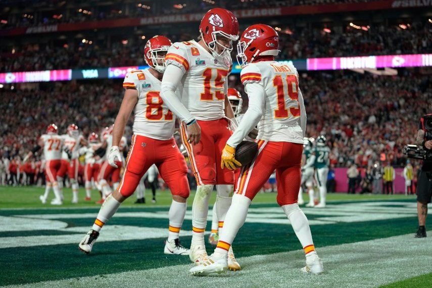 El wide receiver Kadarius Toney (19) de los Chiefs de Kansas City celebrar su touchdown junto al quarterback Patrick Mahomes (15) durante el segundo tiempo del Super Bowl 57, en Glendale, Arizona, el domingo 12 de febrero de 2023&nbsp;