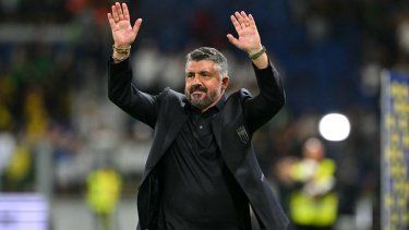 El entrenador de la selección de Italia, Gennaro Gattuso, saluda a la afición tras la conclusión de un partido, el 5 de septiembre de 2025.