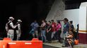 Elementos de la Guardia Nacional detienen a migrantes venezolanos en un punto de revisión, el miércoles 5 de octubre de 2022, en el camino a Tonalá, en el estado de Chiapas, México