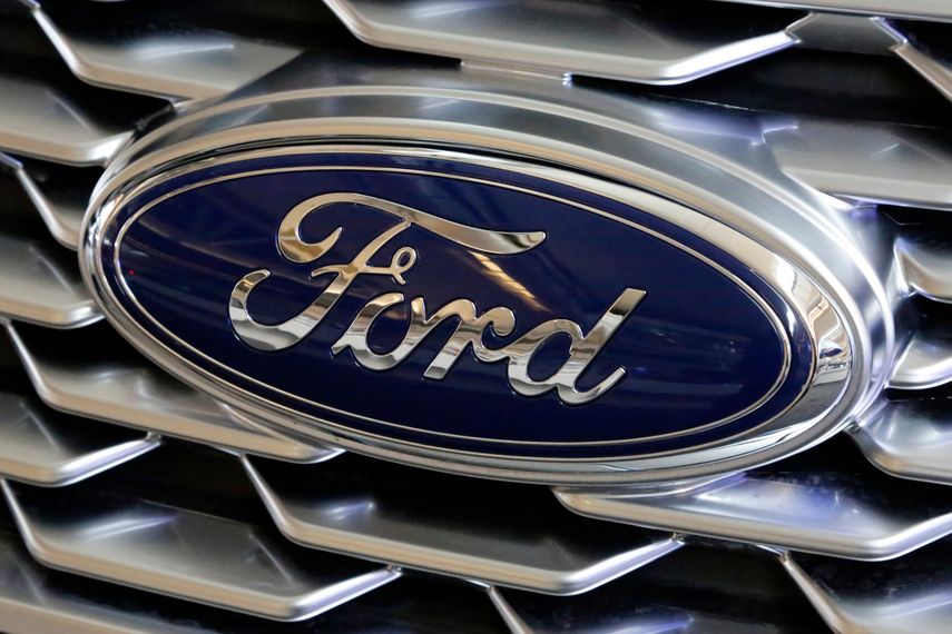 Logo de Ford en uno de sus veh&iacute;culos durante la Feria del Auto de Pittsburgh.