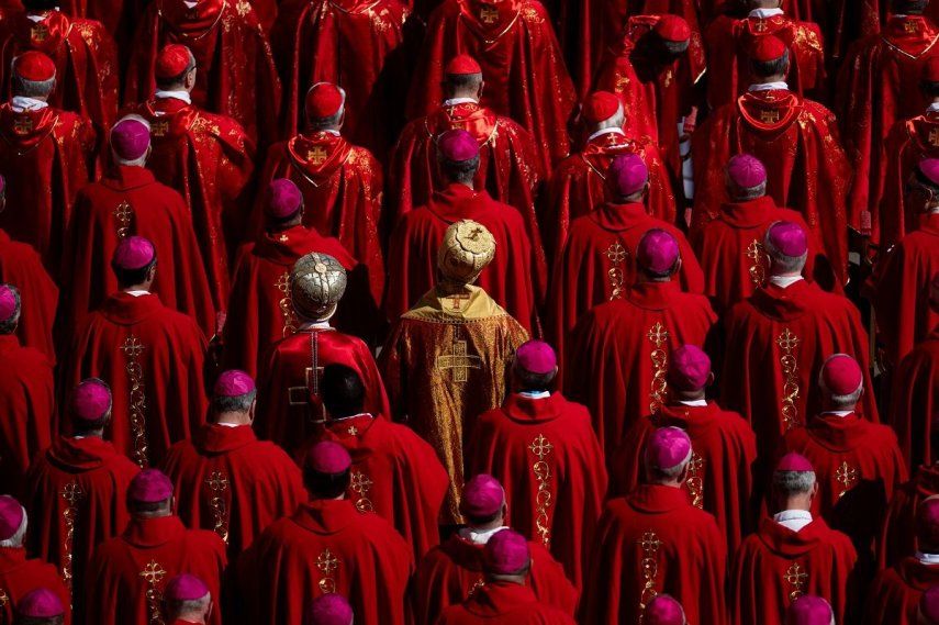Religiosos durante el funeral del Papa, en la plaza de San Pedro, a 26 de abril de 2025, en Ciudad del Vaticano. El Papa Francisco I, fallecido el 21 de abril a los 88 años, ha sido velado por unas 250.000 personas en la Basílica de San Pedro durante 3 días y hoy se celebra la misa funeral. Posteriormente, se efectúa el recorrido que acompaña al féretro hasta la Basílica de Santa María la Mayor, donde leer más será enterrado el Pontífice.&nbsp;&nbsp;