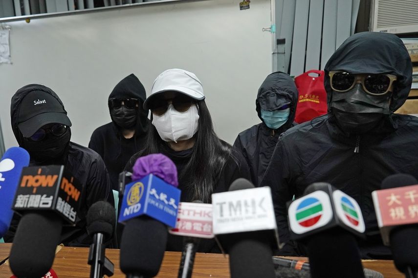 Familiares de 12 activistas de Hong Kong detenidos en alta mar por las autoridades chinas participan en una conferencia de prensa en Hong Kong el lunes, 28 de diciembre del 2020. Los juicios contra 10 personas acusadas de intentar escapar de Hong Kong en lancha durante una batida del gobierno contra los disidentes comenzaron en China el lunes, dijo un funcionario judicial.&nbsp;