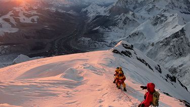 Foto del 18 de mayo de 2013 proporcionada por el montañista Adrian Ballinger de Alpenglow Expeditions, en la cima del Everest. Un alud en el monte dejó al menos 12 guías muertos y cuatro desaparecidos, el 18 de abril de 2014. (Foto AP/Alpenglow Expedit