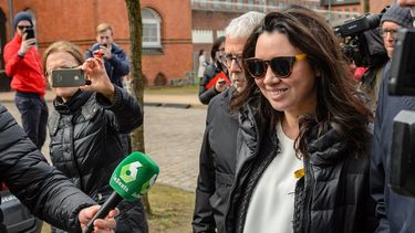La esposa del expresidente catalán Carles&nbsp;Puigdemont, Marcela Topor, abandona la prisión de Neumünster (Alemania) tras la visita a su marido este miércoles.