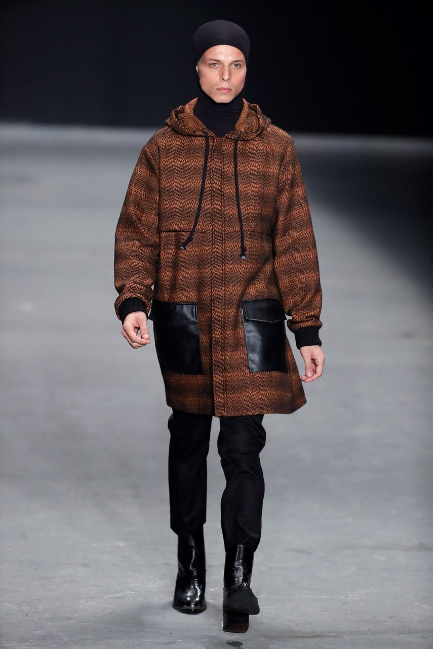 El modelo brasileño&nbsp;Tales&nbsp;Cotta, de 26 años, murió en la tarde de este sábado tras sufrir un mal súbito en el desfile de la marca Ocksa en la Semana de la Moda de Sao Paulo.