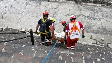 Esta fotografía distribuida por la Cruz Roja Mexicana muestra a expertos forenses y personal de la Cruz Roja transportando un cuerpo en la Pirámide de la Luna, en la zona arqueológica de Teotihuacán, tras un tiroteo ocurrido en Teotihuacán, Estado de México, el 20 de abril de 2026. &nbsp;