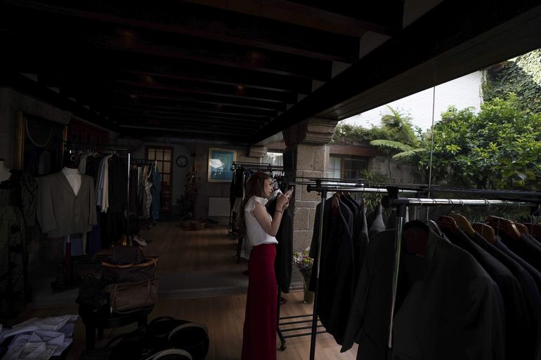 Emilia García Elizondo, una nieta de Gabriel García Márquez, toma fotos durante una venta benéfica de objetos que pertenecieron al Nobel colombiano y su esposa Mercedes, en la que por años fue su casa, el miércoles 27 de octubre de 2021 en la Ciudad de México.