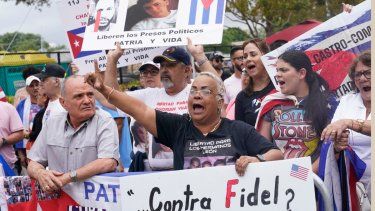 Cubanoestadounidenses protestan contra la selección cubana de béisbol, que participó en el Clásico Mundial, el domingo 19 de marzo de 2023 en Miami.