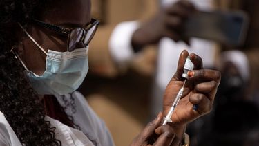 Un trabajador sanitario prepara una dosis de la vacuna china Sinopharm al comenzar una campaña de vacunación contra el COVID-19 en Dakar, Senegal.&nbsp;