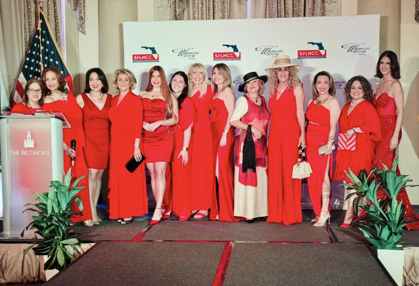 La iniciativa, apoyada por la Sociedad de la Mujer Hispana, unió un panel educativo con el desfile “Fashionably Red”, símbolo de compromiso con la salud del corazón.