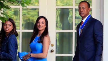 Tiger Woods, a la derecha, con su hija Sam Alexis Woods, a la izquierda, y su novia Erica Herman, al centro, caminan por Colonnade después de una ceremonia en la que el presidente Donald Trump otorgó la Medalla Presidencial de la Libertad a Tiger Woods en la Casa Blanca en Washington. , el 6 de mayo de 2019. Una batalla legal de $30 millones entre Tiger Woods y su ex novia se intensificó con Erica Herman acusando a la superestrella del golf de comenzar su relación sexual cuando era su empleada y amenazando con despedirla si no lo hacía. firmar un acuerdo de confidencialidad que ahora quiere anular.