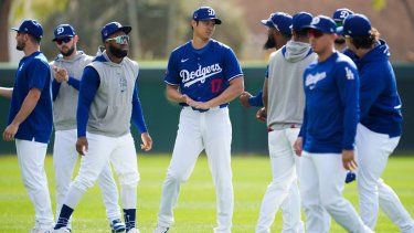 El bateador designado de los Dodgers de Los Ángeles, Shohei Ohtani (17), participa en los entrenamientos de béisbol de los entrenamientos de primavera de Grandes Ligas en Camelback Ranch en Phoenix, el domingo 18 de febrero de 2024.