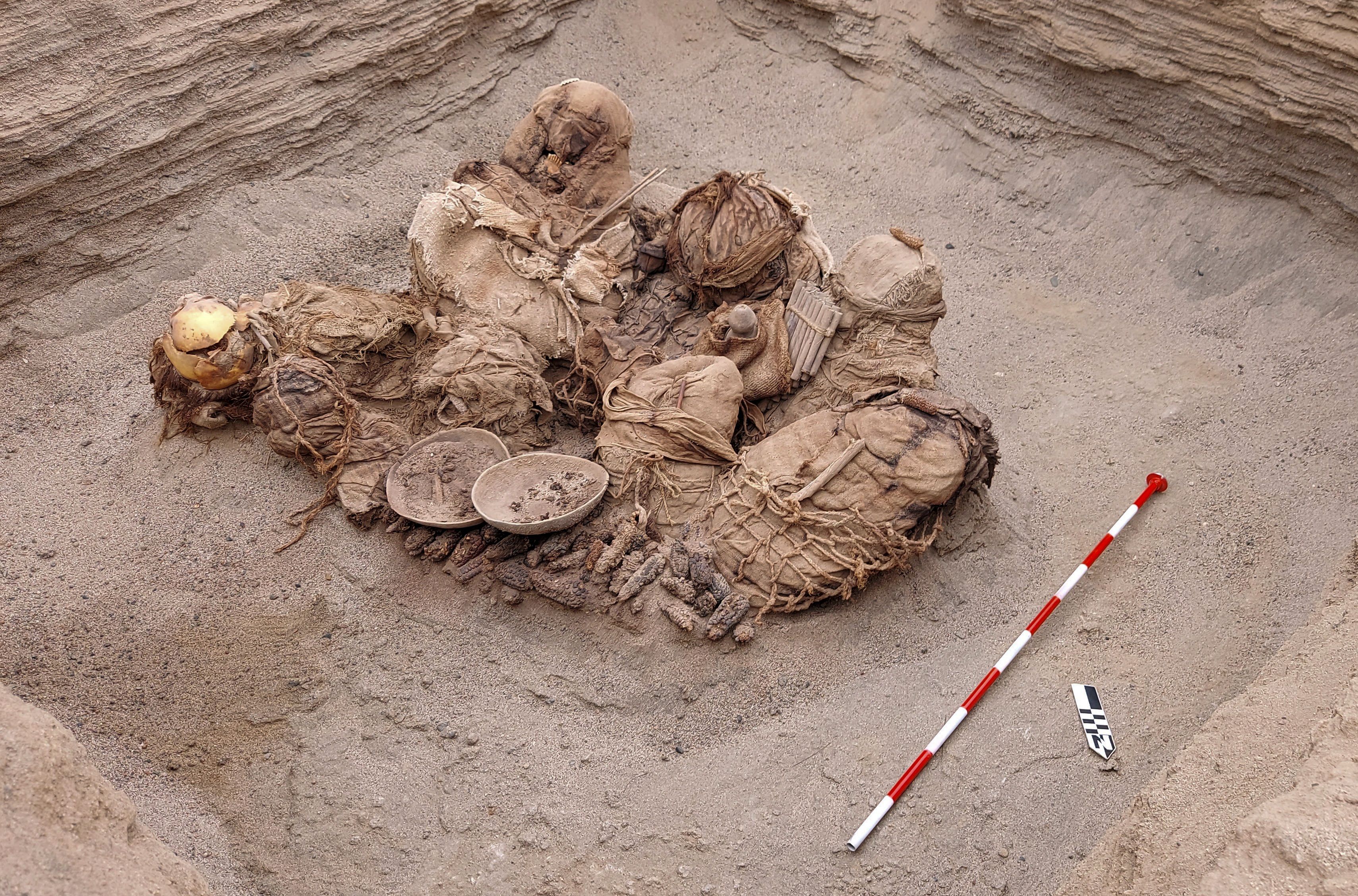 Hallan restos humanos de 800 años de antigüedad en Perú Hallan restos humanos de 800 años de antigüedad en Perú