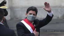 El presidente peruano Pedro Castillo saluda a los reporteros al salir del palacio de gobierno rumbo a la catedral para la misa previa a las celebraciones del Día de la Independencia y su discurso ante el Congreso, el jueves 28 de julio de 2022, en Lima, Perú. 