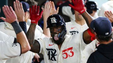 Adolis García (53) de los Rangers de Texas celebra tras batear su tercer jonrón ante los Atléticos de Oakland, el sábado 22 de abril de 2023.