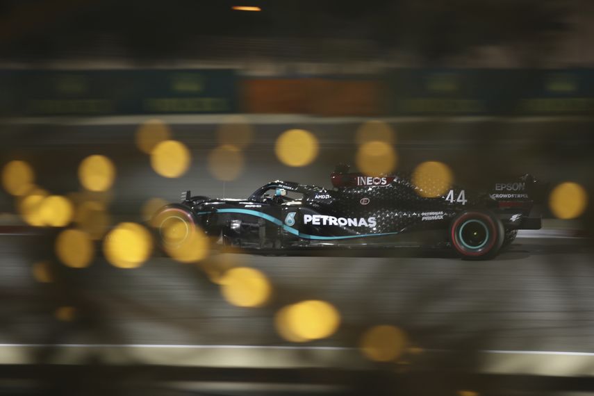 El británico Lewis Hamilton, de Mercedes, corre en la clasificación para el Gran Premio de Bahréin, el sábado 28 de noviembre de 2020, en Sakhir.