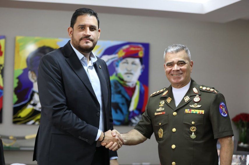 El hasta hace unos días ministro de Defensa de Honduras, José Manuel Zelaya Rosales, sobrino de la presidenta Xiomara castro, junto al jefe del Ejército de Venezuela, Padrino Lòpez, aliado de Nicolás Maduro y señalado por EEUU de narcotráfico.