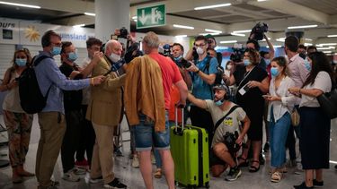 Un pasajero de un vuelo de TUI de D&uuml;sseldorf a Mallorca habla con reporteros a su llegada al aeropuerto Son Sant Joan, en Palma de Mallorca, Espa&ntilde;a, el 15 de junio de 2020. Ya sean turistas alemanes disfrutando del sol en Espa&ntilde;a o parisinos que renuevan su historia de amor con su ciudad, la apertura de fronteras entre varias naciones europeas el lunes y la eliminaci&oacute;n de m&aacute;s restricciones ofrecen a los europeos un atisbo de la vida precoronavirus, una vida que nunca m&aacute;s volver&aacute;n a dar por sentada.&nbsp;