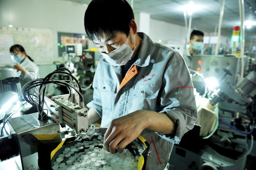 Obreros fabrican lentes &oacute;pticos en una planta en la ciudad de Dexing, provincia de Jiangxi, en el centro de China.&nbsp;