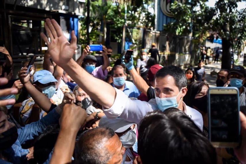 El presidente encargado de Venezuela, Juan Guaidó, recorre los centros de información sobre la Consulta Popular, en Caracas.