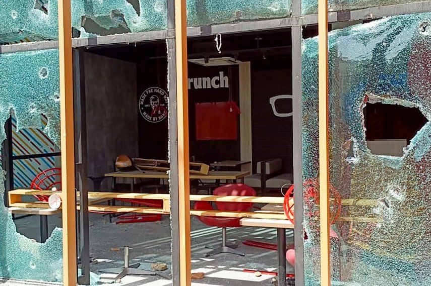Una vista general muestra el restaurante dañado de la cadena estadounidense de comida rápida KFC, incendiado por manifestantes pro palestinos que se manifestaban contra Israel en la ciudad nororiental de Mirpur, en la región de Cachemira administrada por Pakistán el 30 de marzo de 2024.