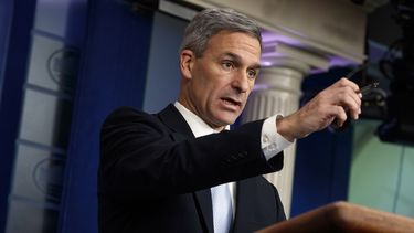 El director interino del Servicio de Ciudadan&iacute;a e Inmigraci&oacute;n de Estados Unidos (USCIS por sus siglas en ingl&eacute;s) Ken Cuccinelli, durante un informe en la Casa Blanca, en Washington.&nbsp;