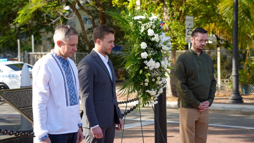Delegación de Ucrania deposita ofrenda floral en el monumento a los mártines de la Brigada 2506 en Miami.