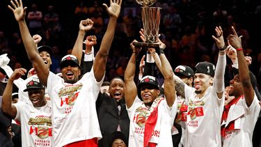 El escolta de los Raptors de Toronto, Kyle Lowry (c) sostiene el trofeo del Campeonato de la NBA Larry OBrien luego de vencer a los Golden State Warriors al final del sexto partido de las Finales de la NBA entre Toronto Raptors y Golden State Warriors.