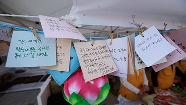 Mensajes de buenos deseos para los pasajeros desaparecidos en el ferry surcoreano hundido hace casi una semana cerca de Jindo, al sur de Seúl, Corea del Sur, el martes 22 de abril de 2014.