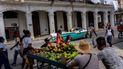 Vendedores ambulantes empujan su carrito lleno de productos en La Habana, Cuba, el jueves 4 de agosto de 2022.
